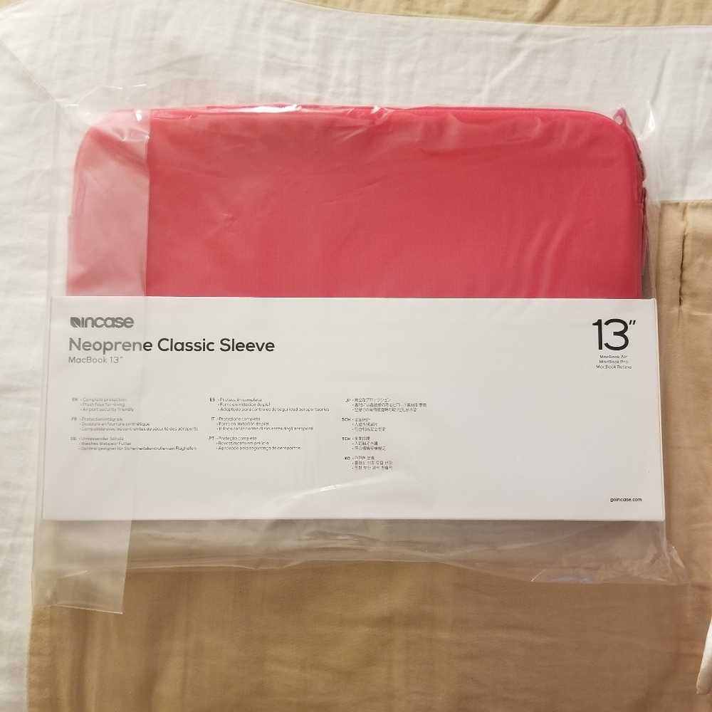 Incase MacBook 13" - Picture 2 of 3